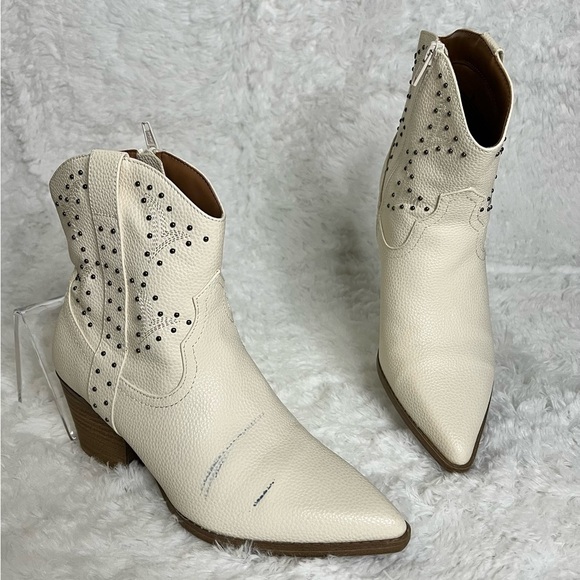 UNIVERSAL THREAD Women’s Studded Western White Ankle Boots Size 8 - Picture 1 of 11